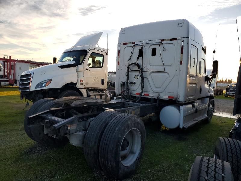 2015 Freightliner Cascadia Semi Truck
