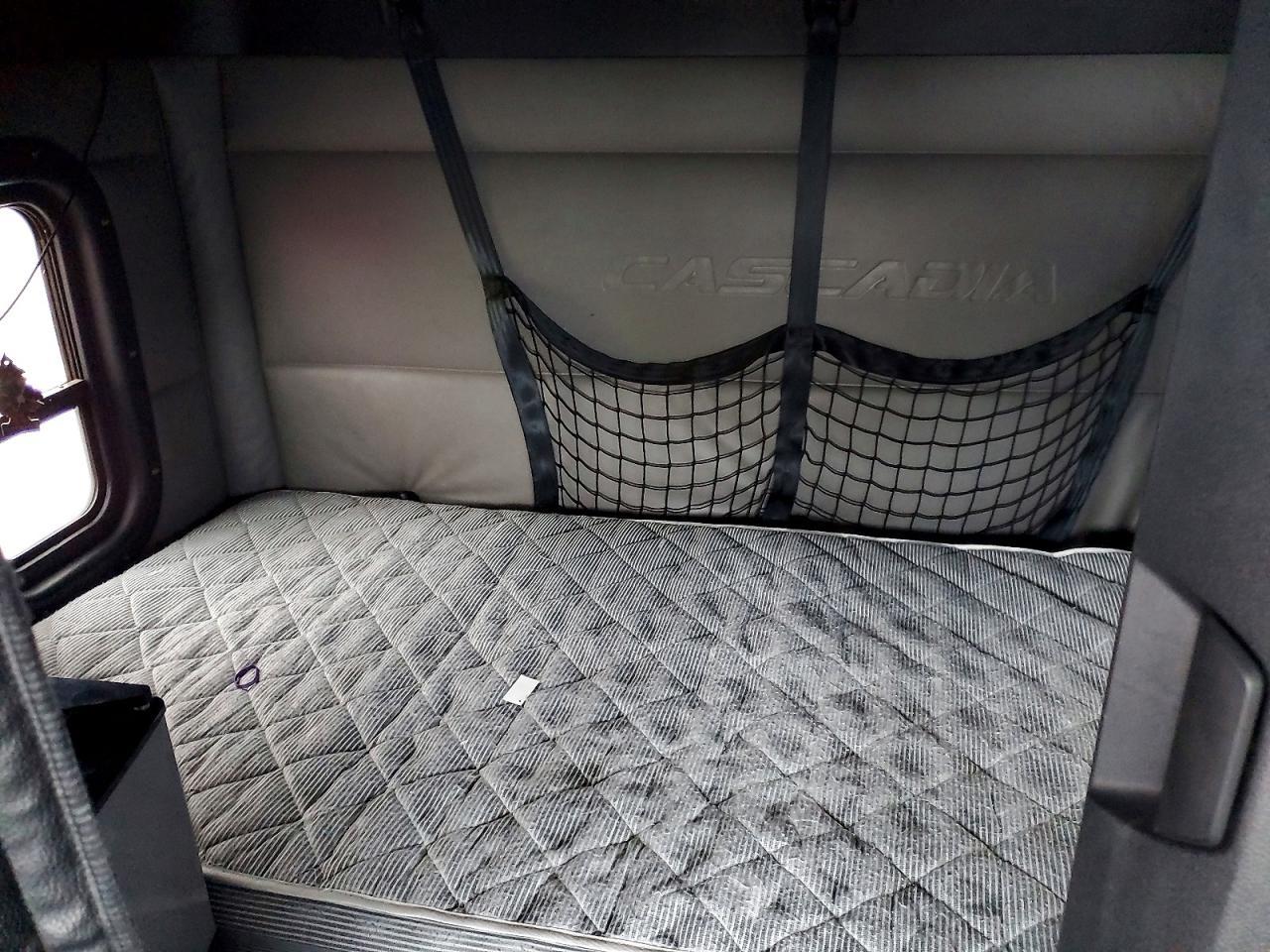 2022 Freigliner 2022 Freightliner Cascadia 126 Semi Truck