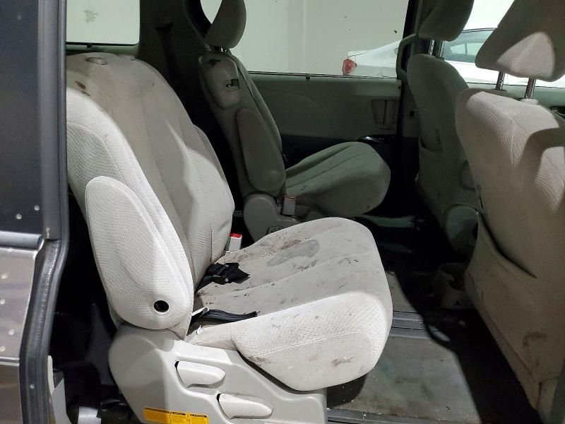 2013 Toyota Sienna le