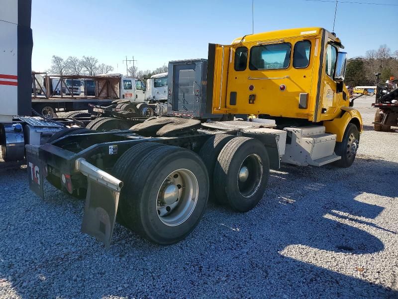 2016 Peterbilt 579 Semi Truck