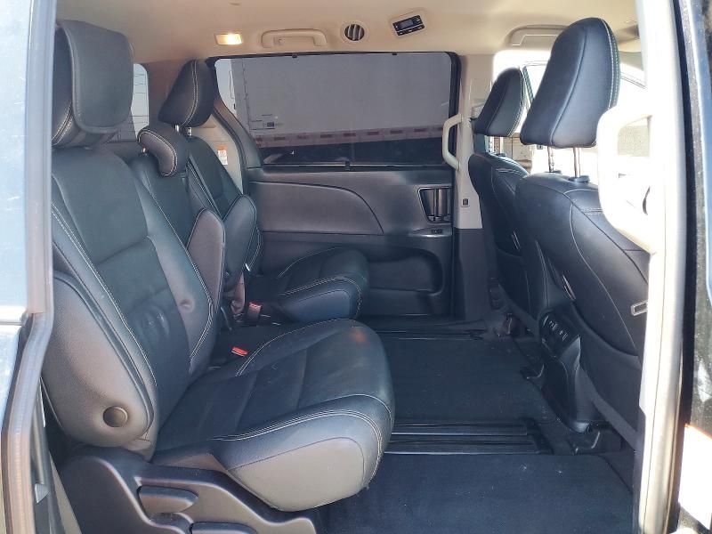 2020 Toyota Sienna se