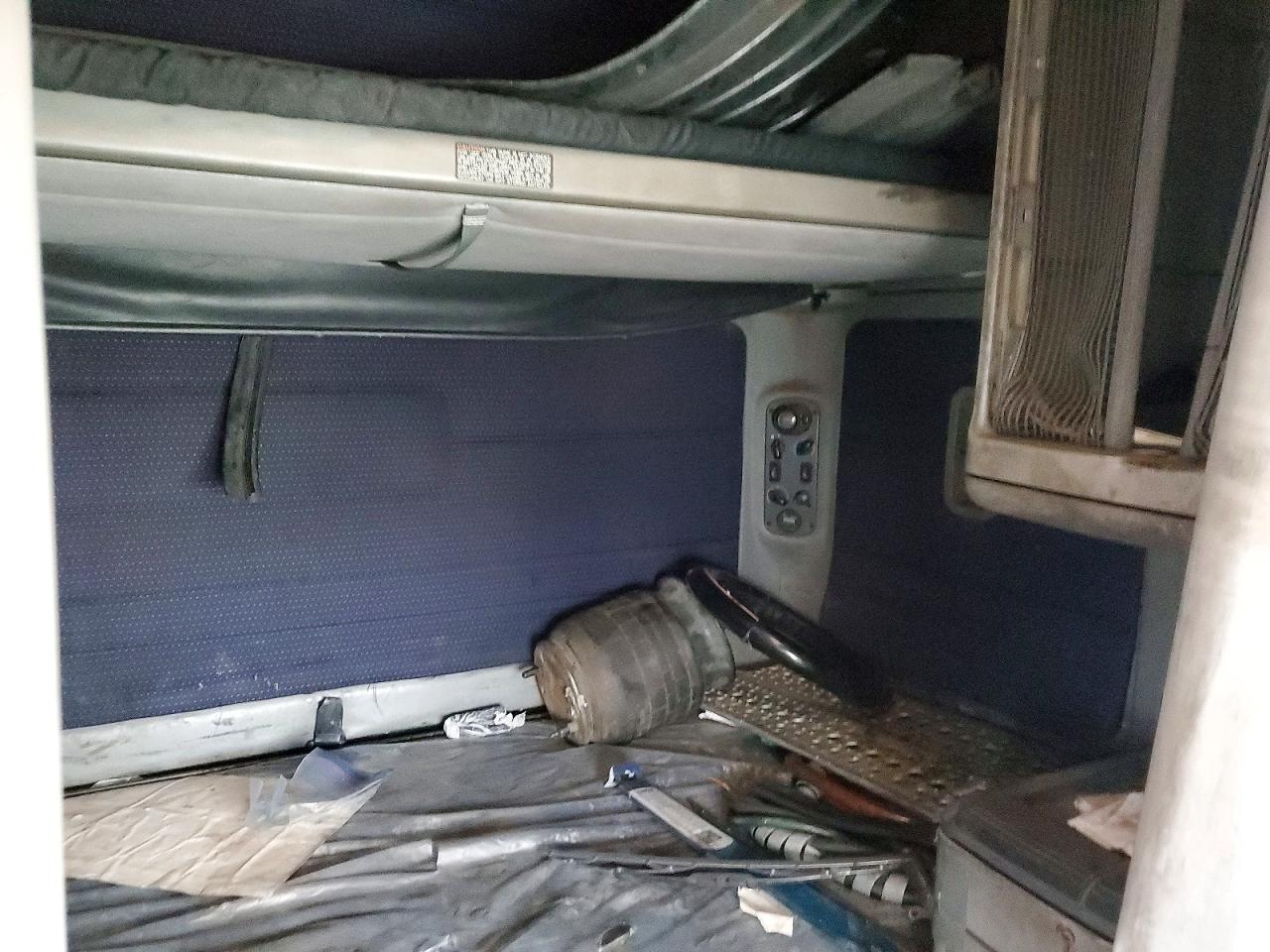 2000 Freightliner Conventional FLC120