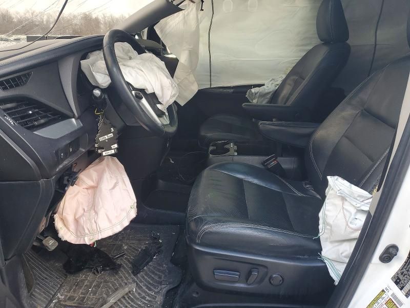 2015 Toyota Sienna Sport