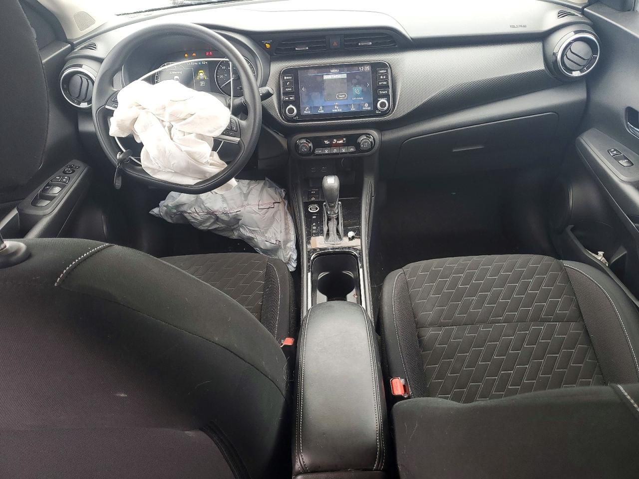 2022 Nissan Kicks sv