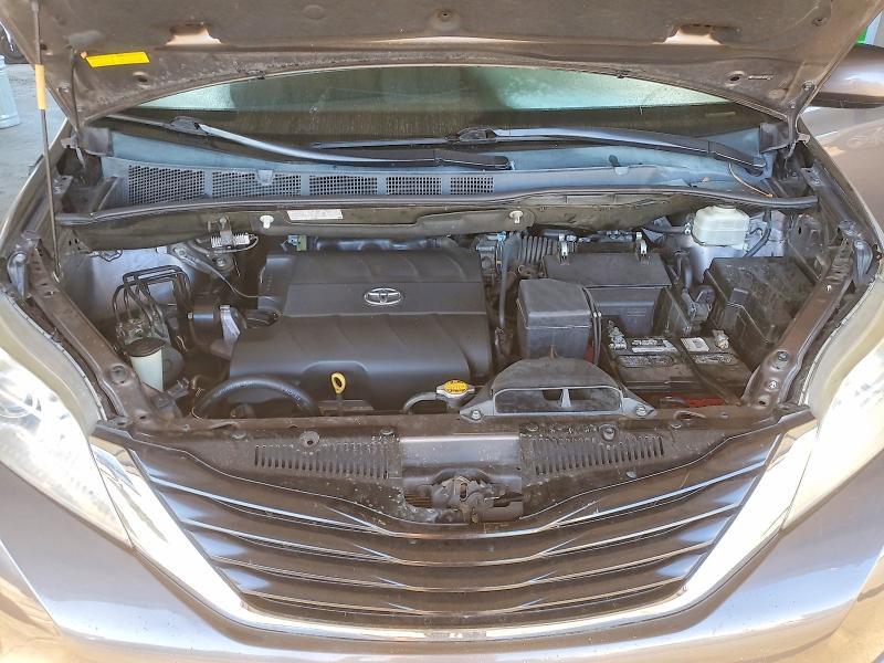 2013 Toyota Sienna xle 8-passenger