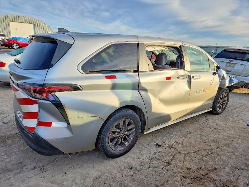 2024 Toyota Sienna le 8-passenger