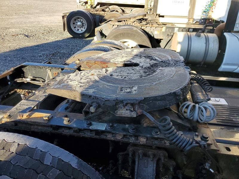 2016 Volvo VNL Semi Truck