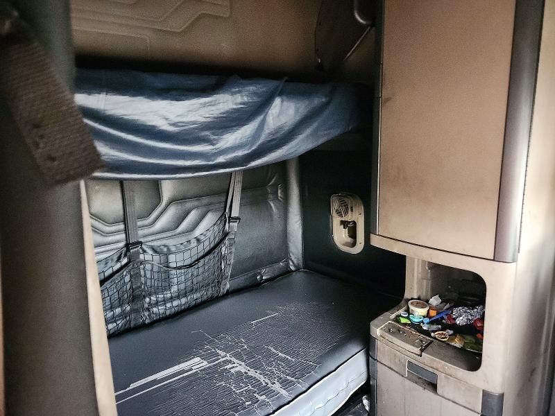 2014 Freightliner Cascadia Semi Truck