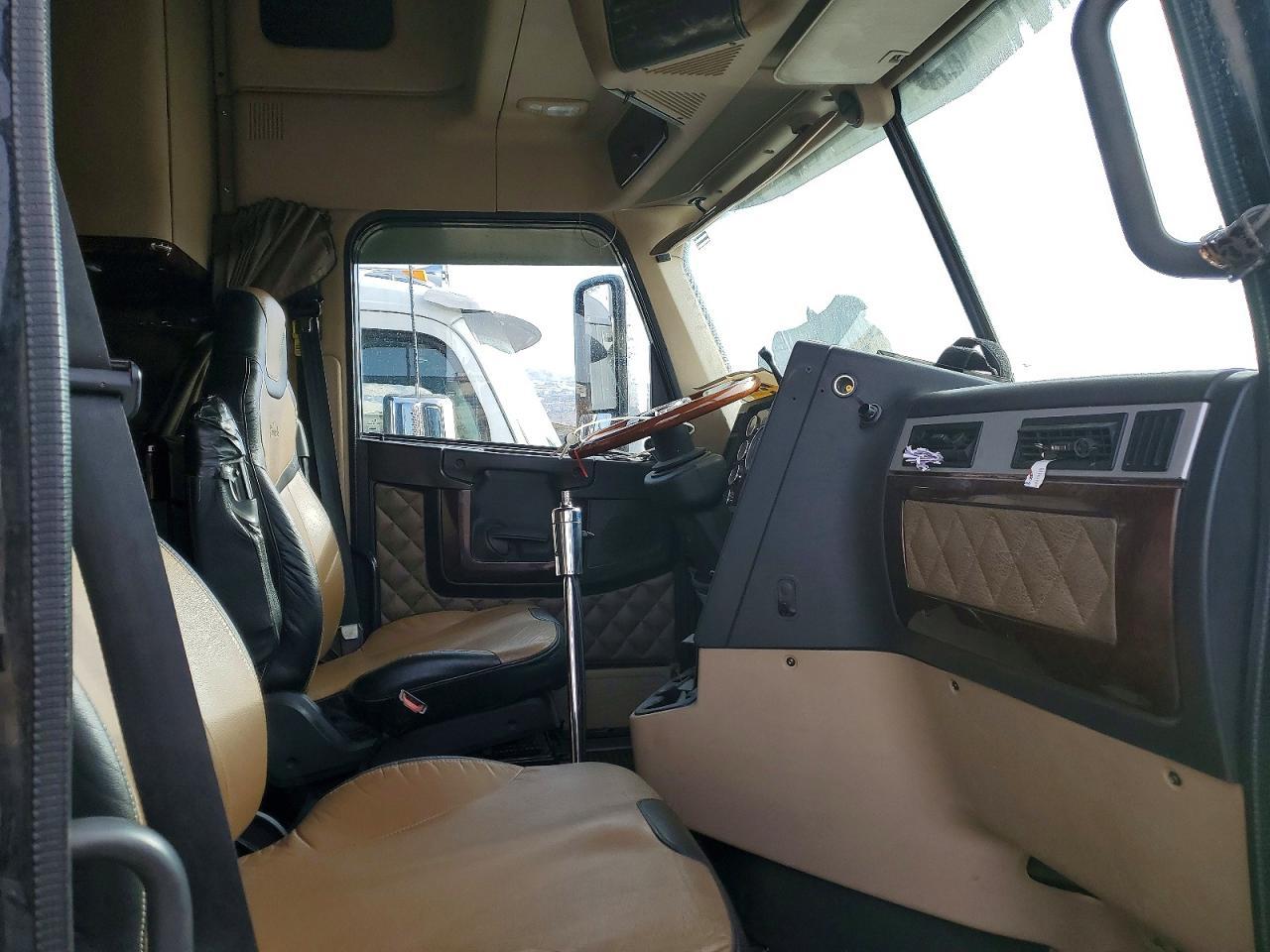 2020 Freigliner 2020 Freightliner 122SD Semi Truck