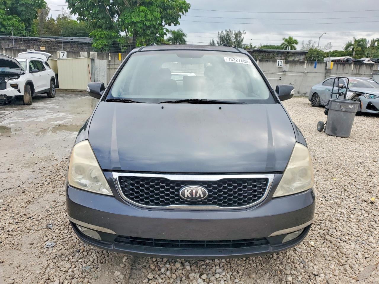 2014 KIA Sedona lx