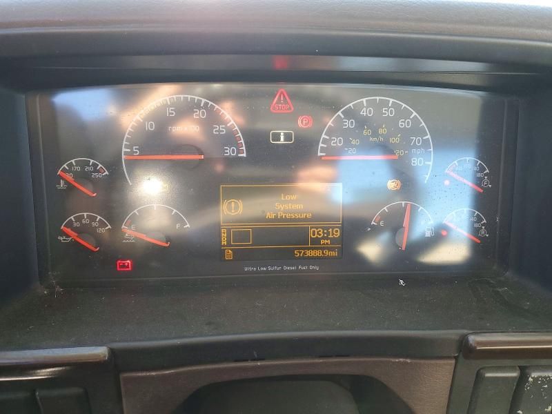 2014 Volvo VNL Semi Truck