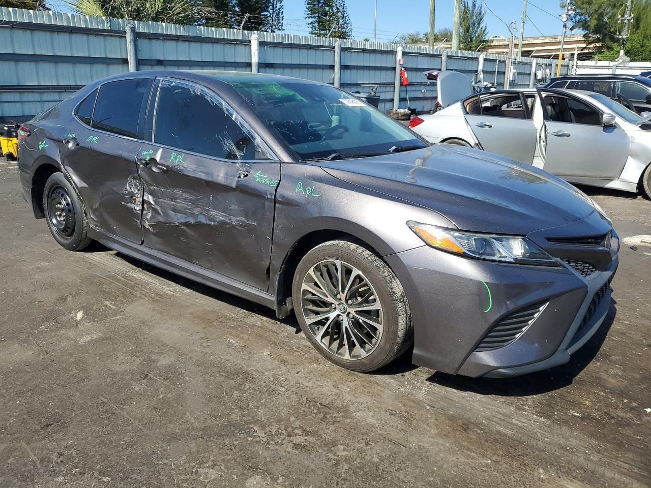 2020 Toyota Camry se