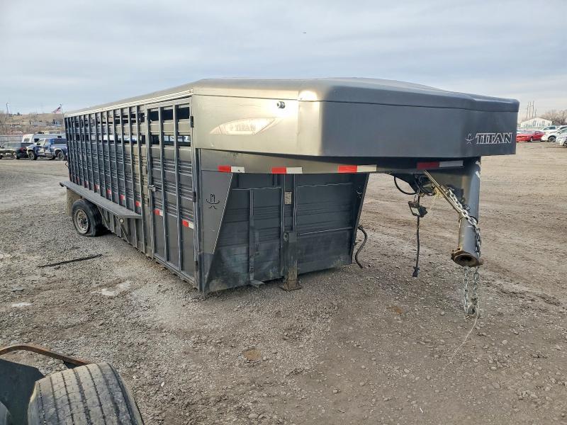 2018 Titanium Cargo Horse 5th-Livestock Trailer