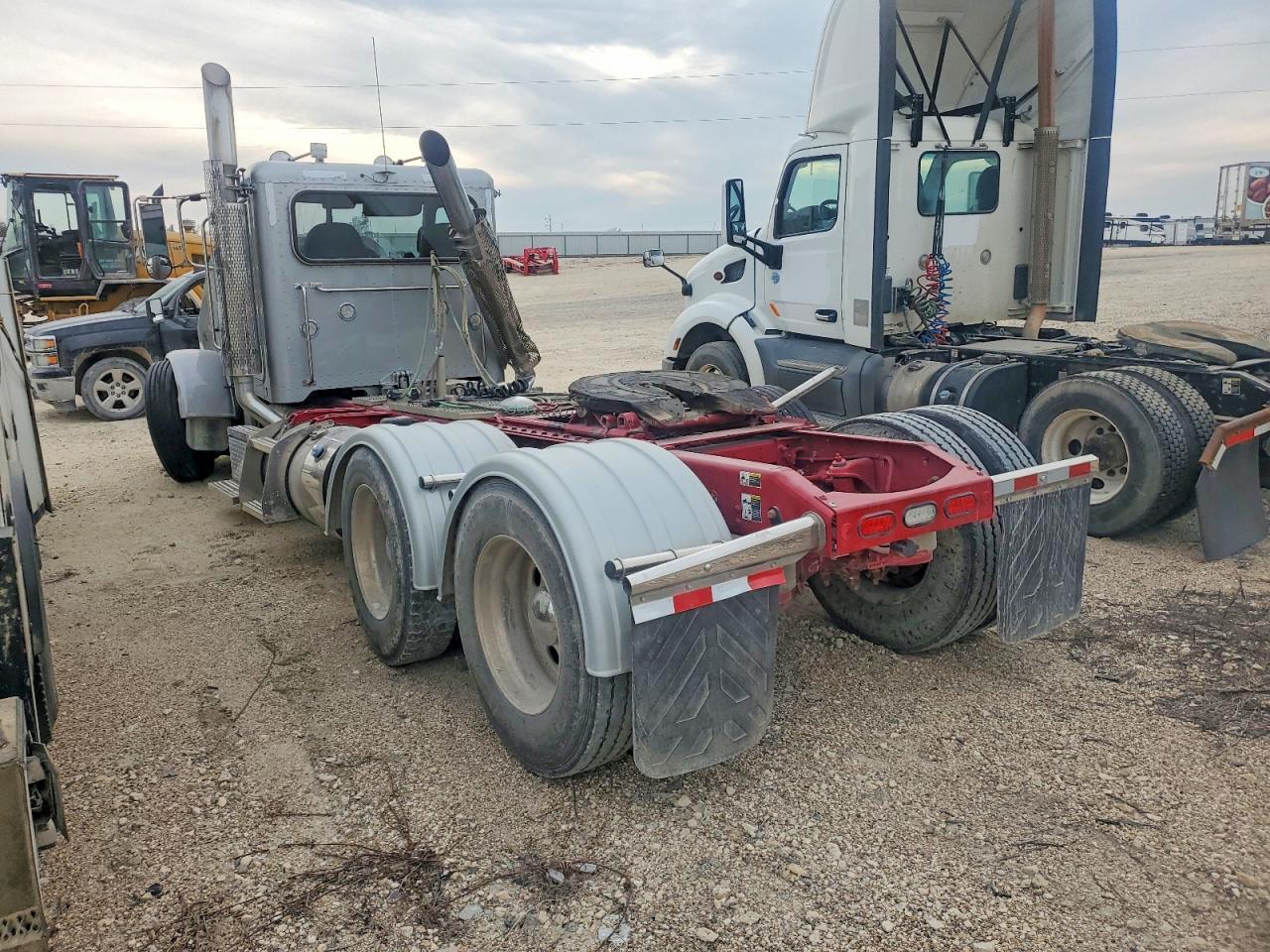 2023 Peterbilt 389 Semi Truck