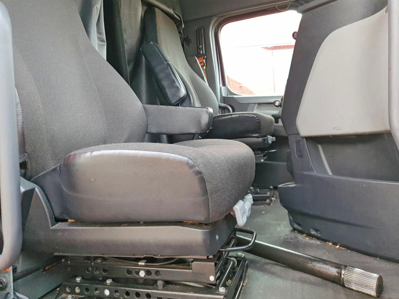 2020 Freigliner Cascadia 126