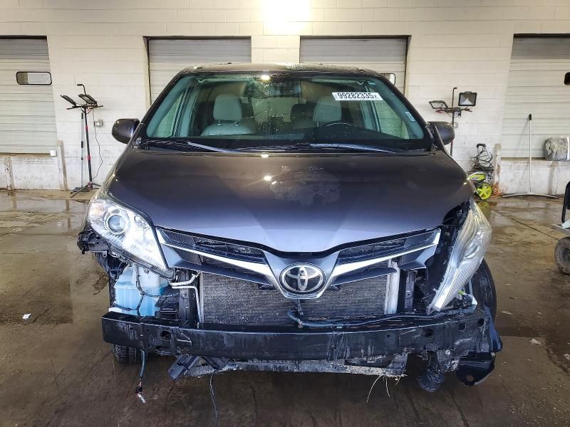 2019 Toyota Sienna xle