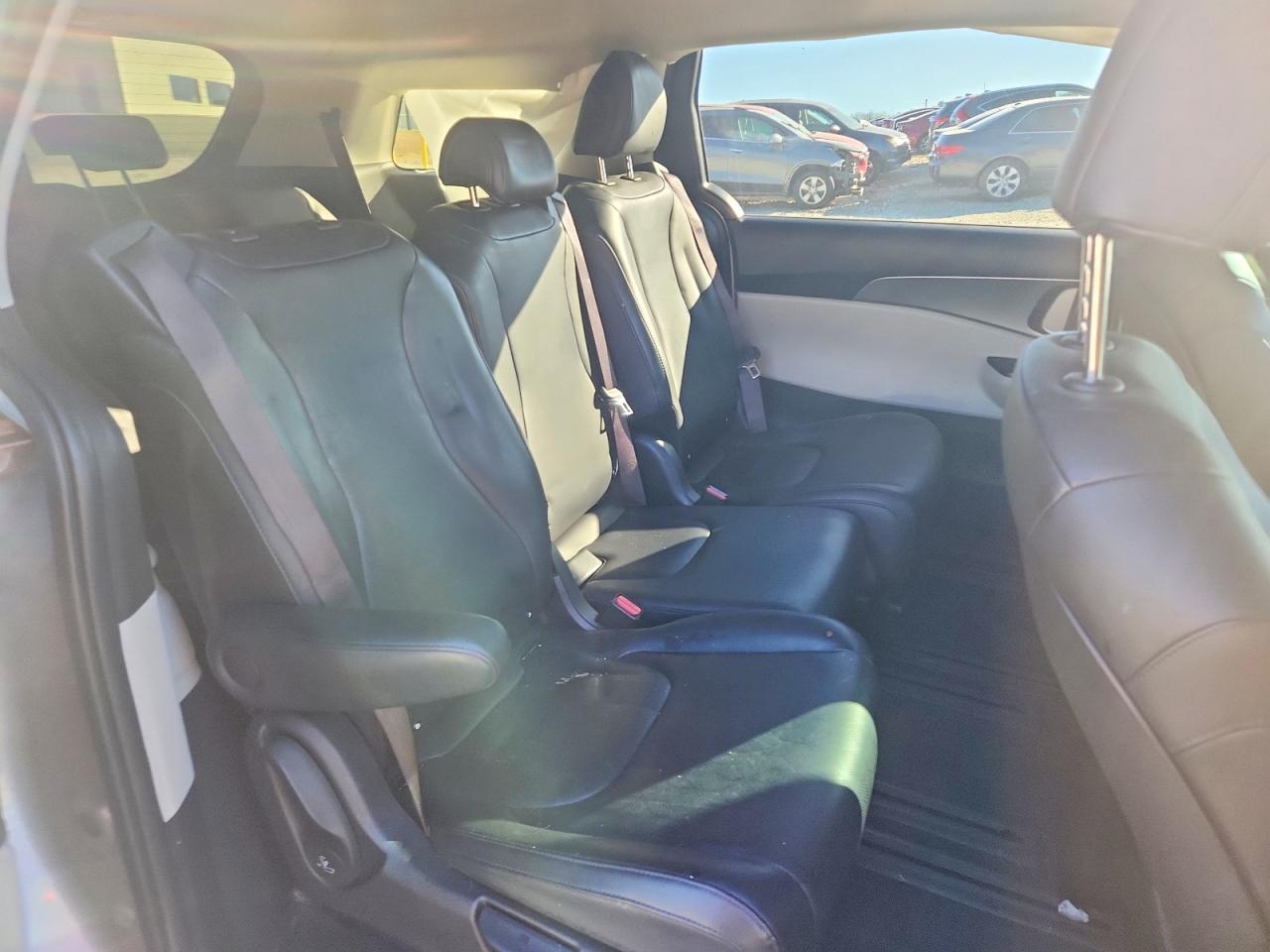 2022 KIA Carnival lx
