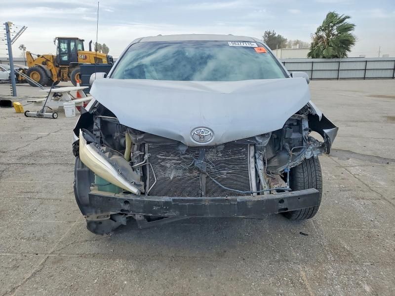 2014 Toyota Sienna le