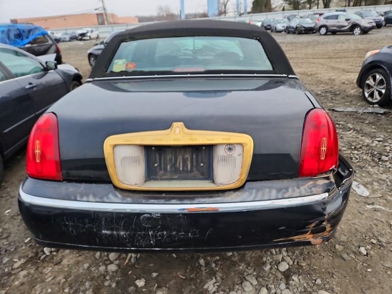 2002 Lincoln Town car Signature