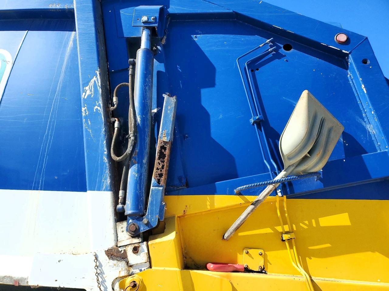 2011 Mack MRU613 Refuse Truck