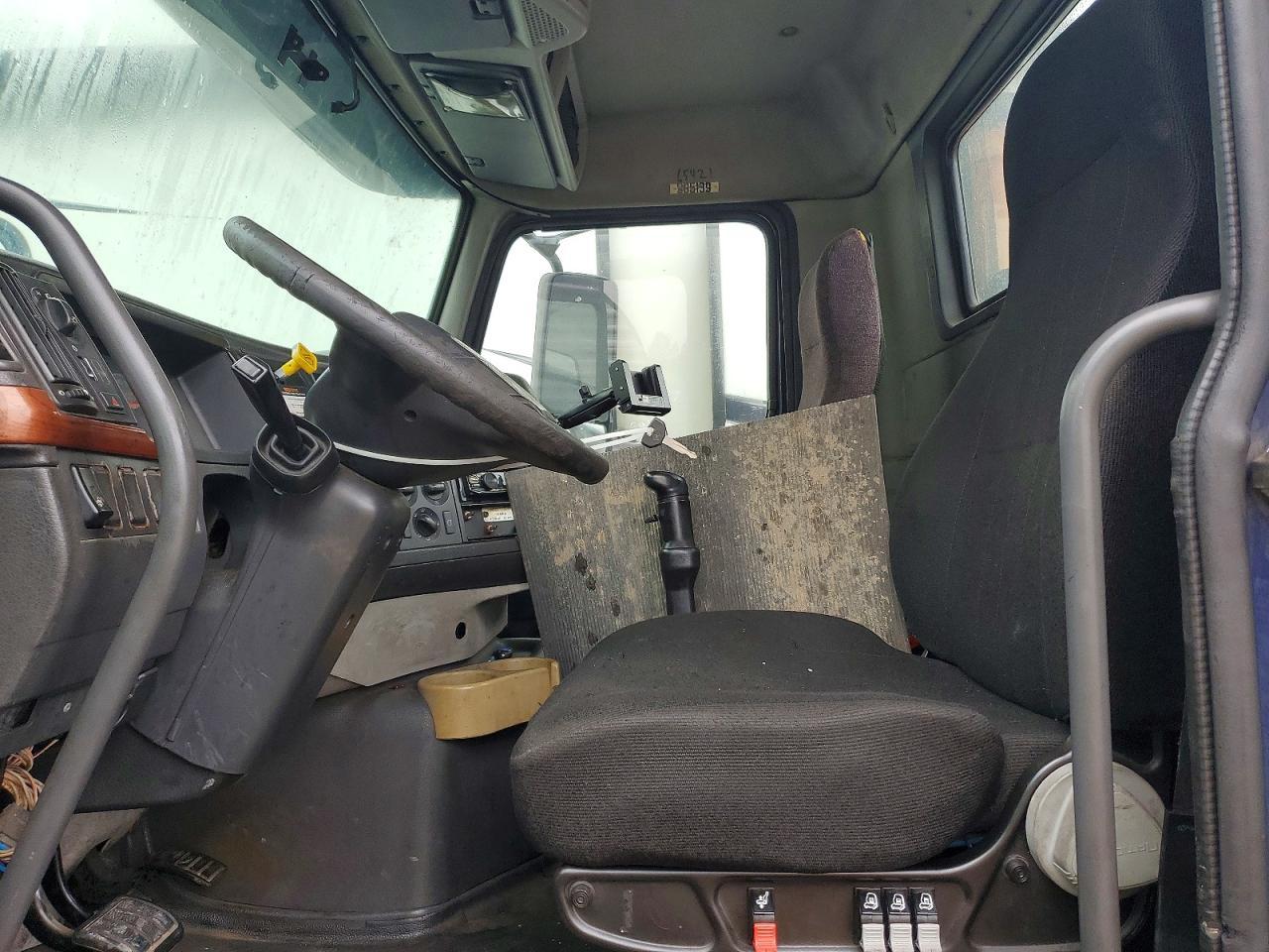 2009 Volvo VNM Semi Truck
