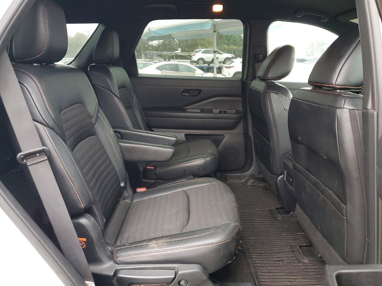 2023 Nissan Pathfinder sv