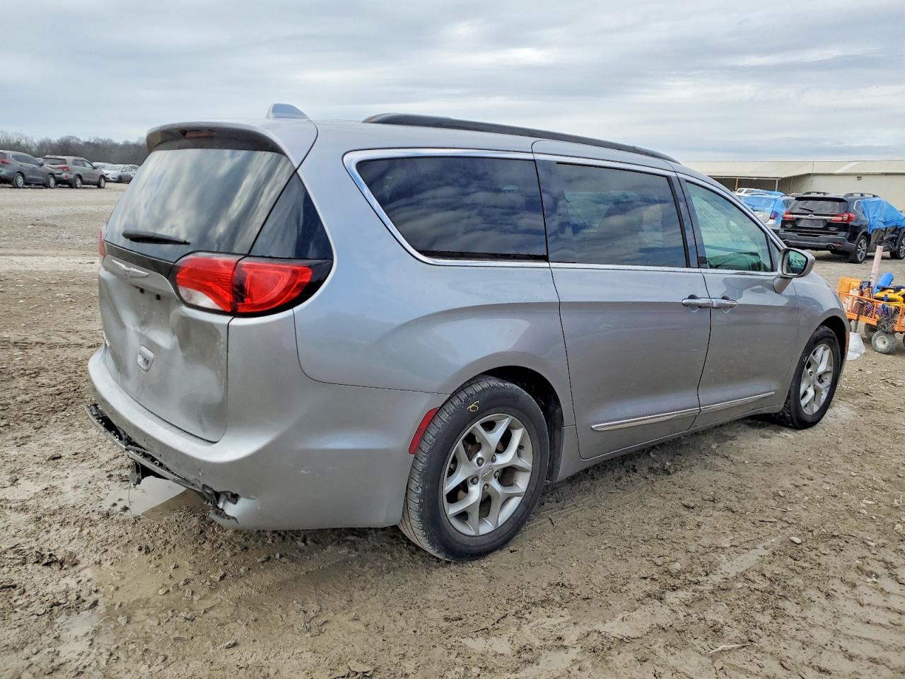 2017 Chrysler Pacifica Touring l