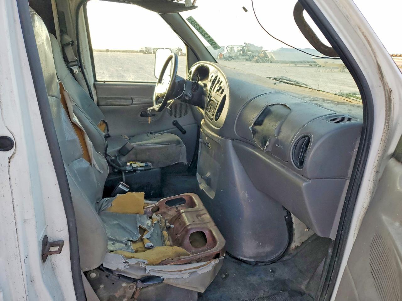 2001 Ford E350 BOX Truck