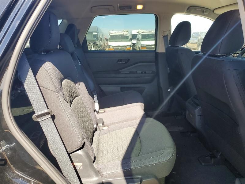 2025 Nissan Pathfinder s