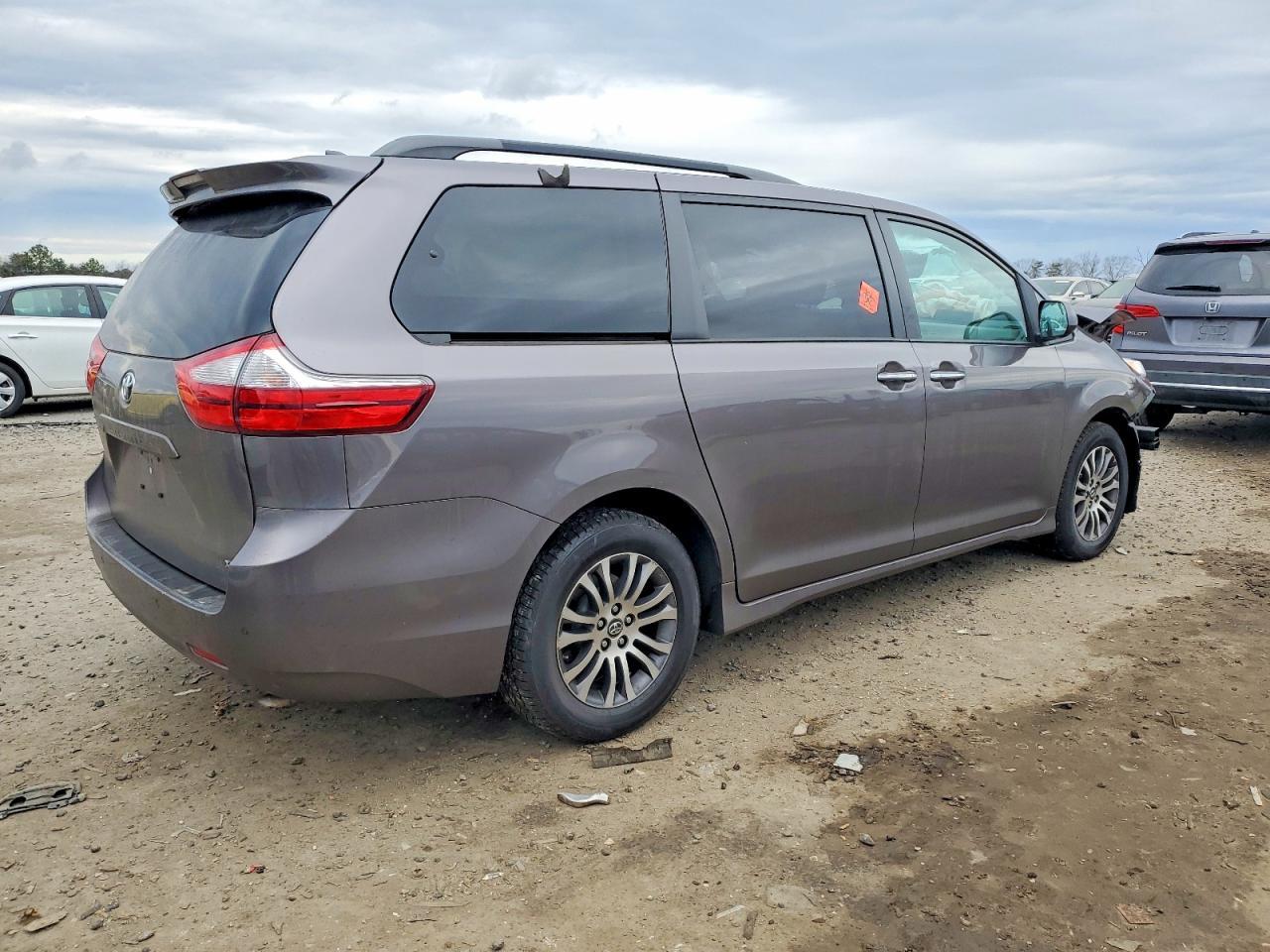 2019 Toyota Sienna xle