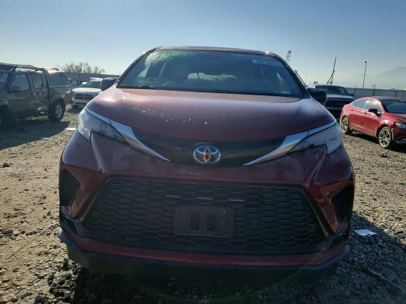 2022 Toyota Sienna xse