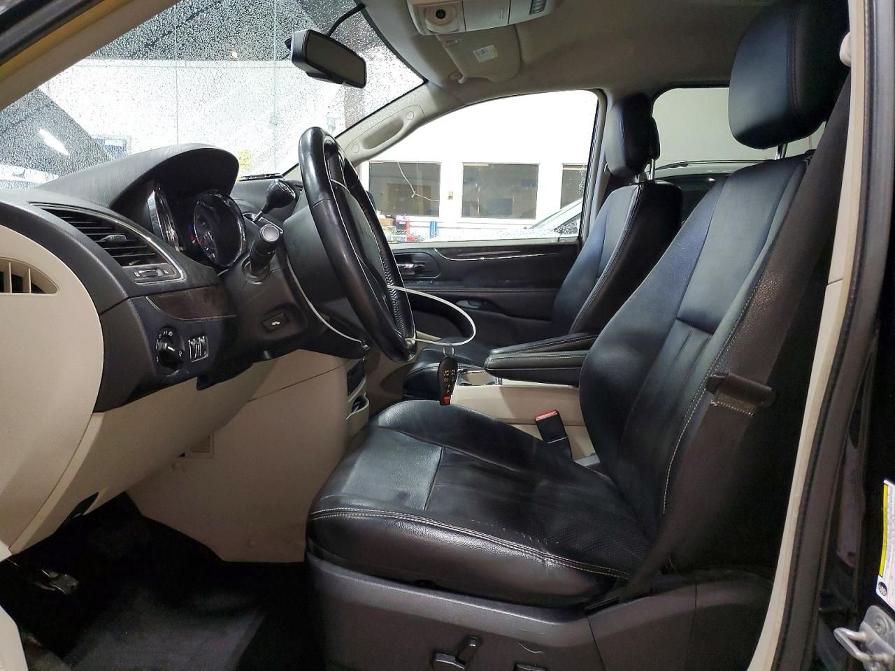 2011 Chrysler Town & Country Touring l