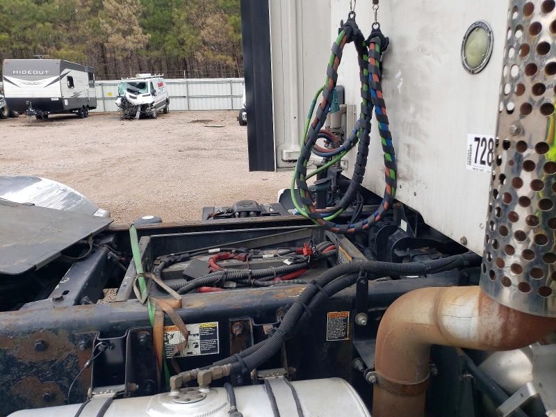 2014 Kenworth T680 Semi Truck