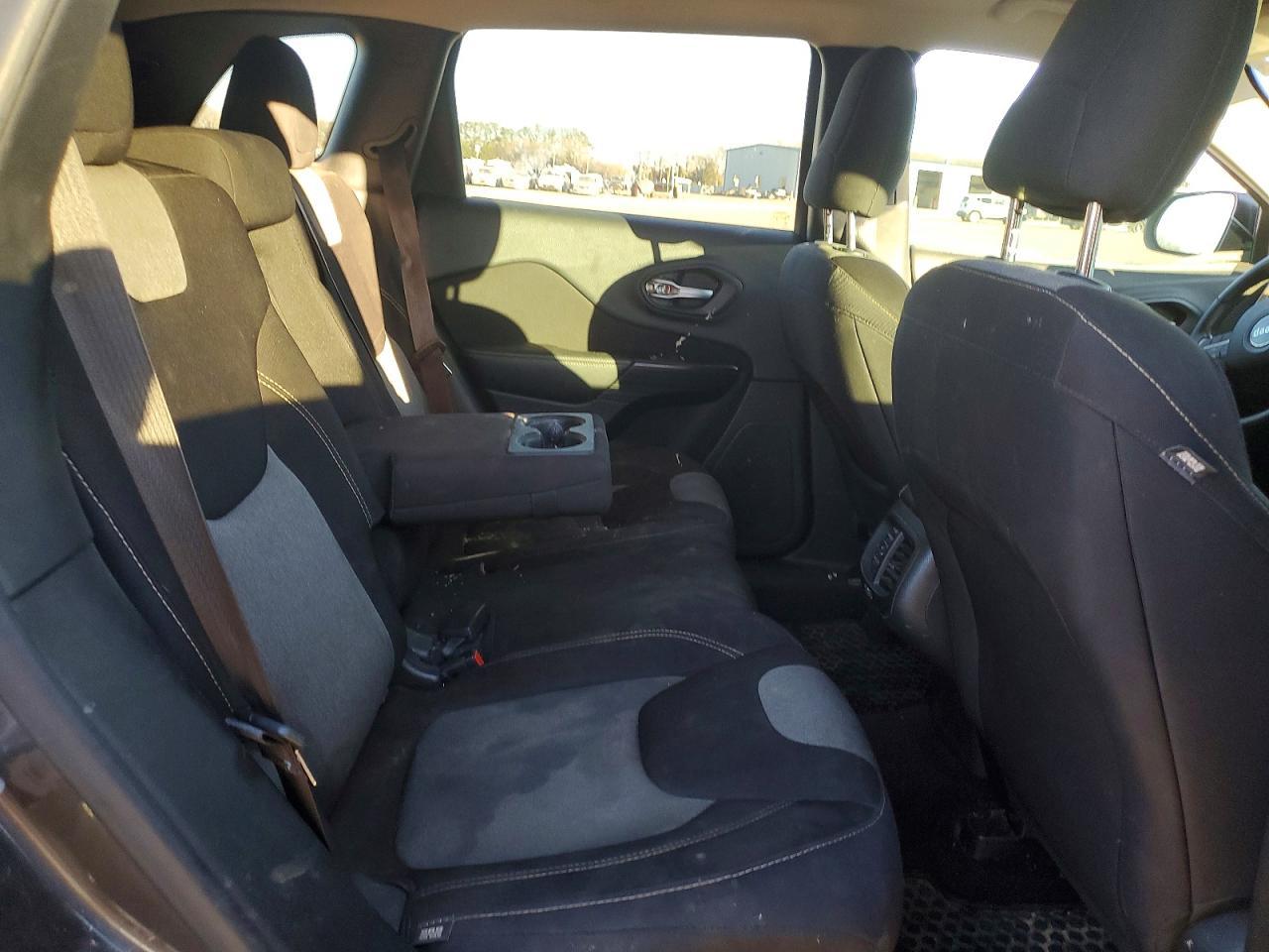2016 Jeep Cherokee Sport