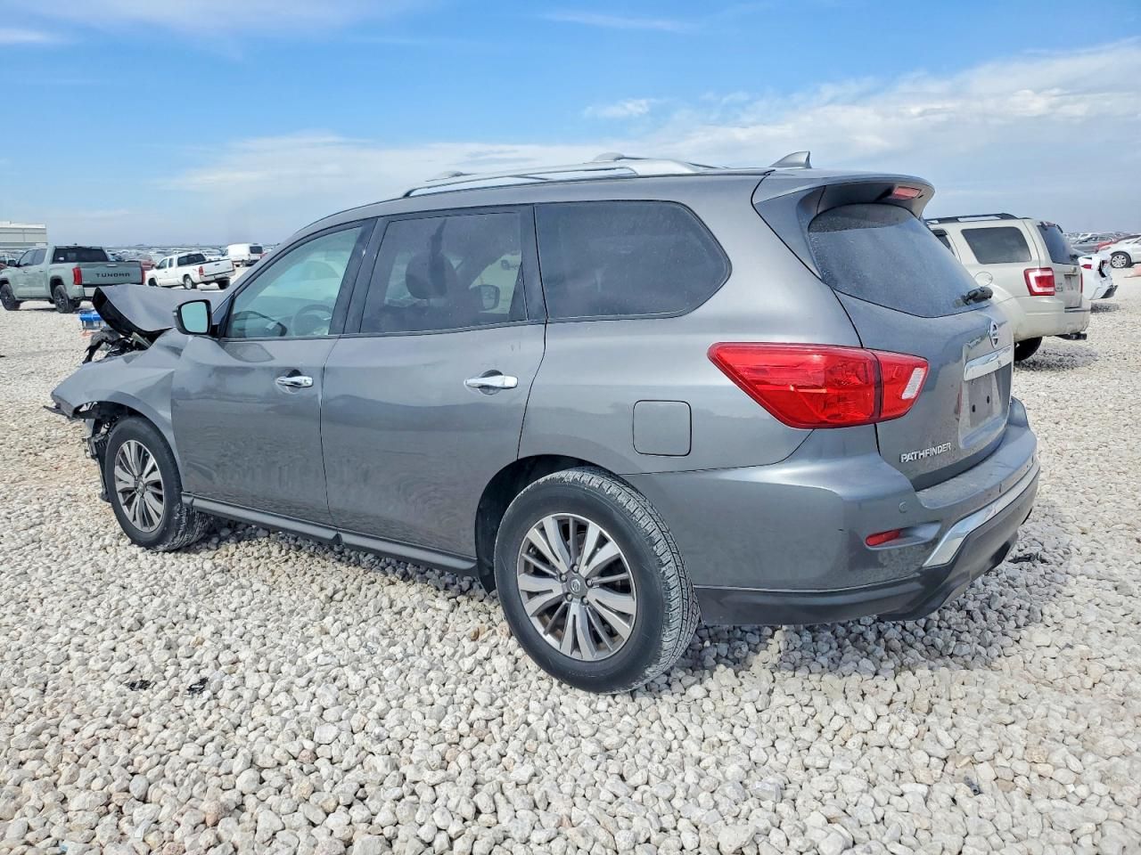 2020 Nissan Pathfinder sv