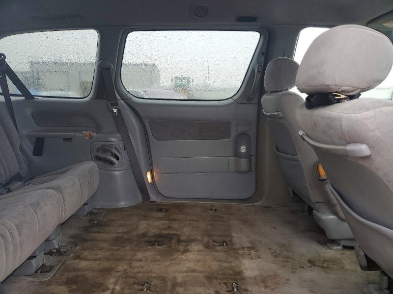 2002 Toyota Sienna le