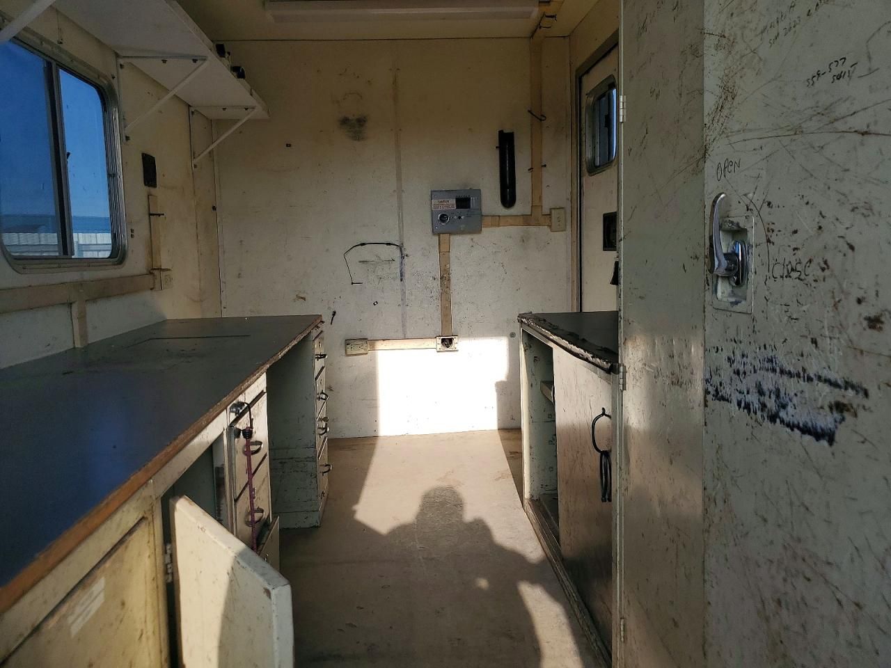 1999 Featherlite Mfg Inc 1999 Featherlite Fiber Optic Splcling Trailer