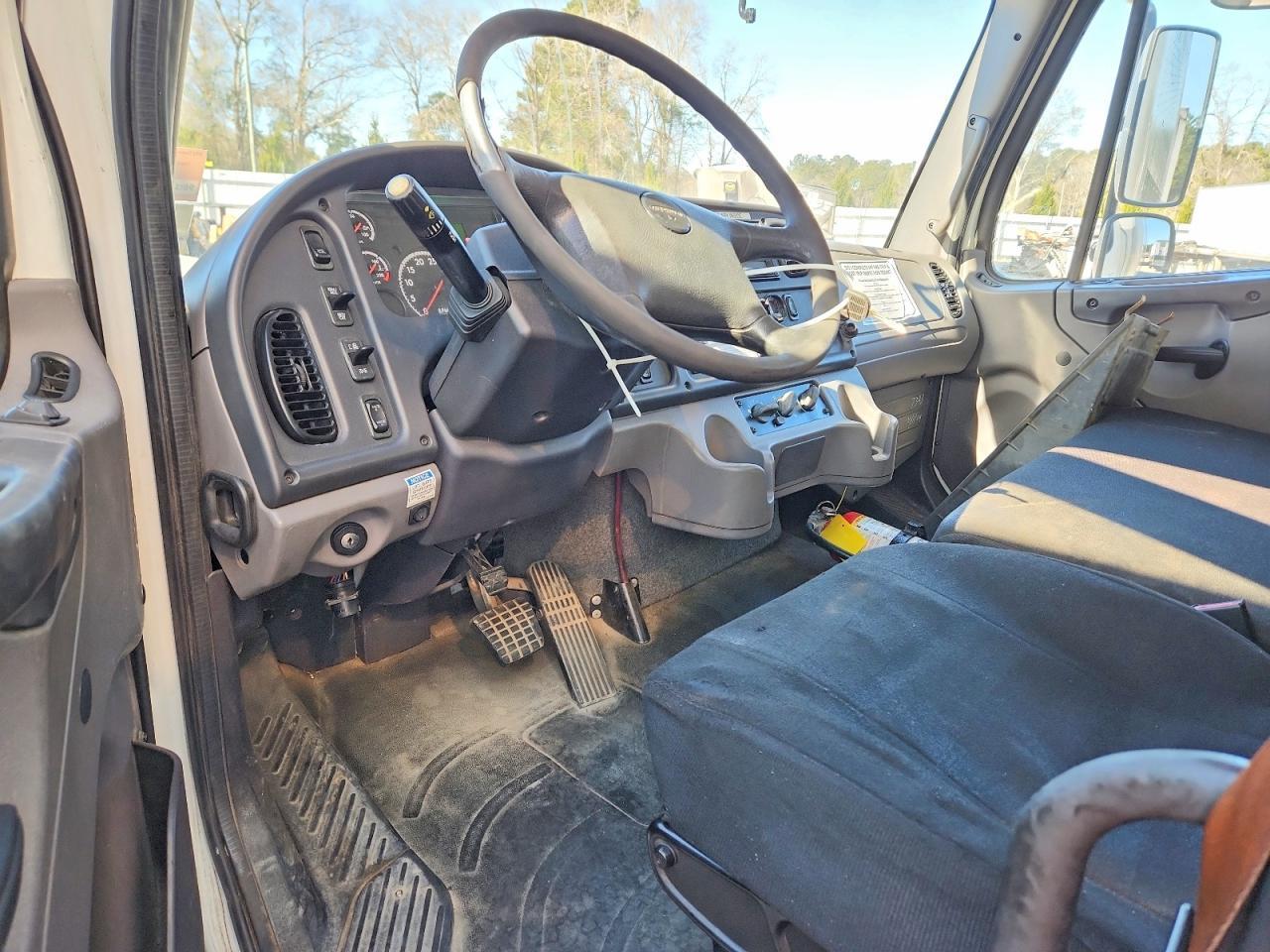2016 Freightliner Business Class M2 BOX Truck