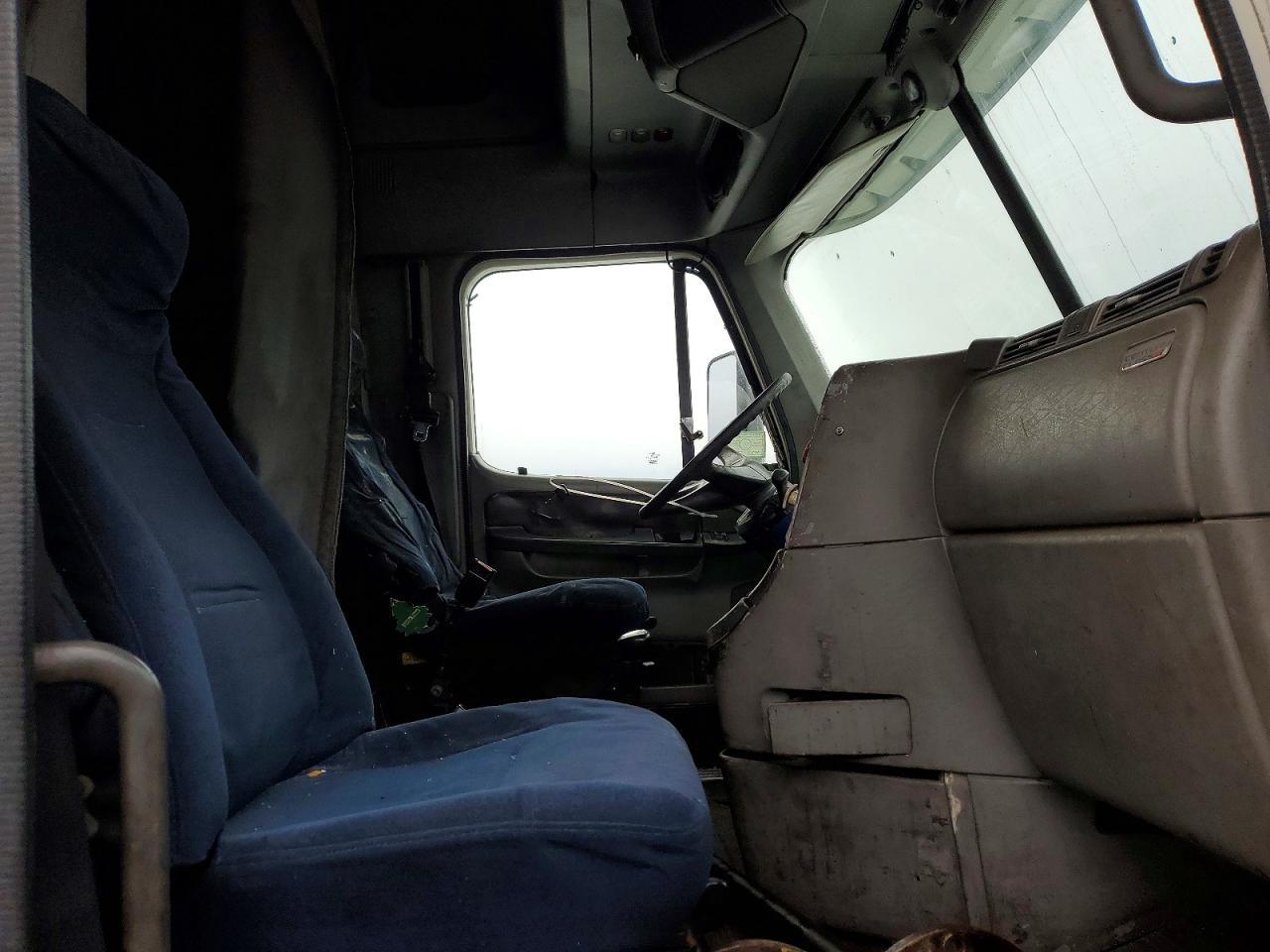2000 Freightliner Conventional FLC120
