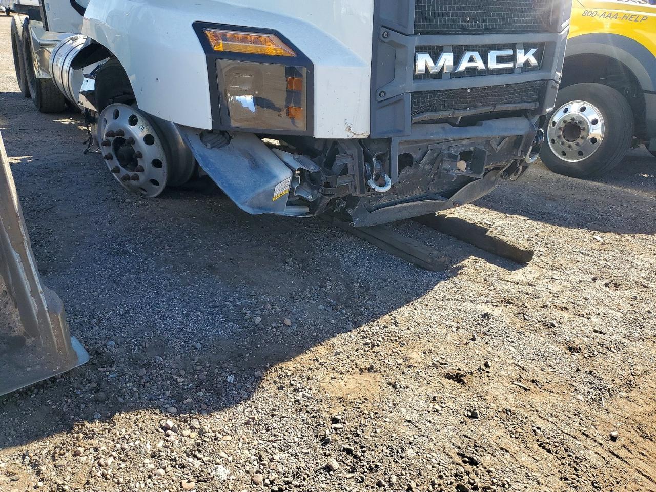 2022 Mack Anthem Semi Truck