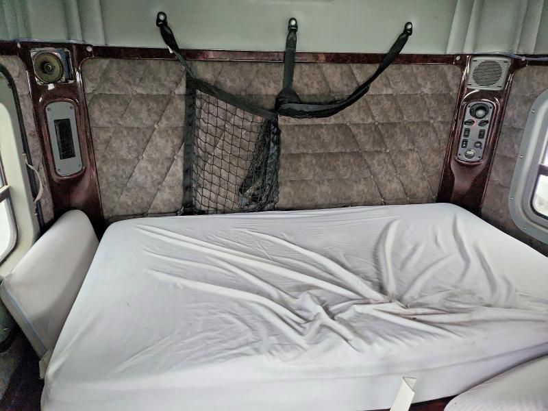 2016 Freightliner Coronado Semi Truck