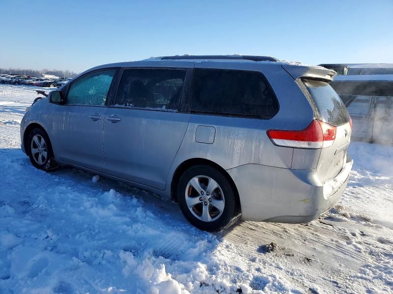 2013 Toyota Sienna le