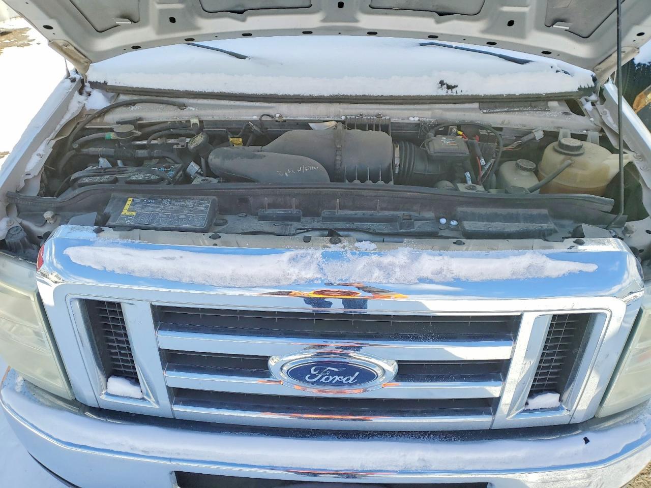 2010 Ford Econoline E450 Super Duty Cutaway Van
