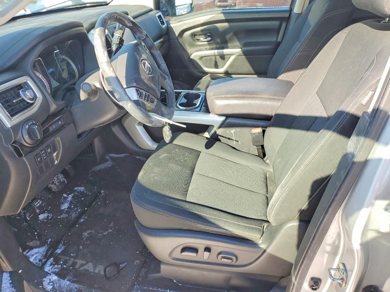 2017 Nissan Titan sv