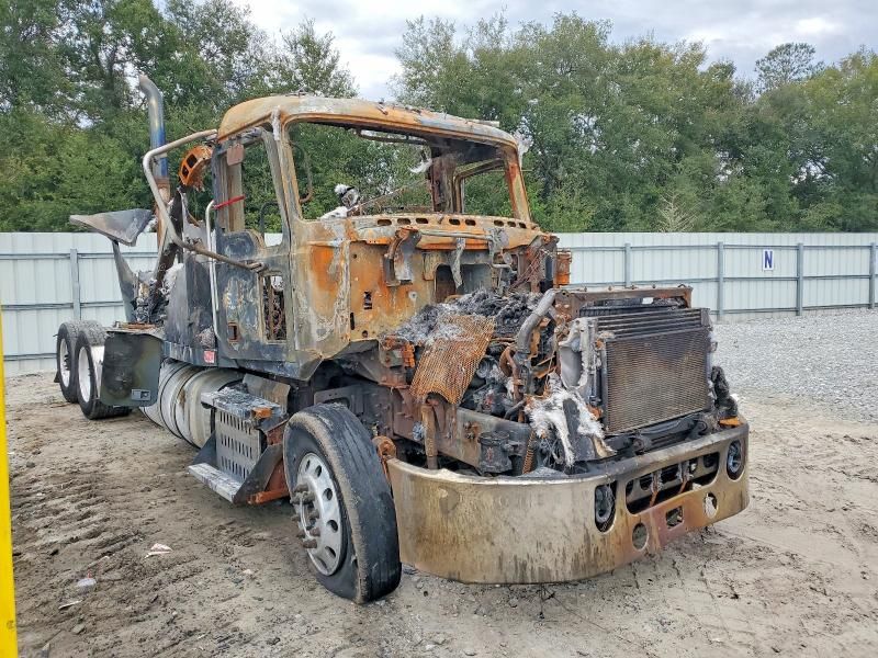2015 Mack CXU613 Semi Truck