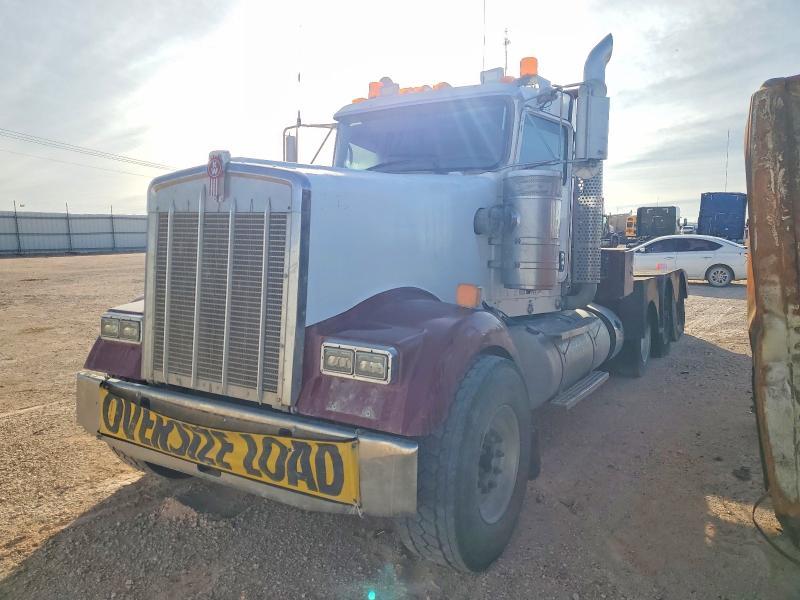 2014 Kenworth W900 Semi Truck