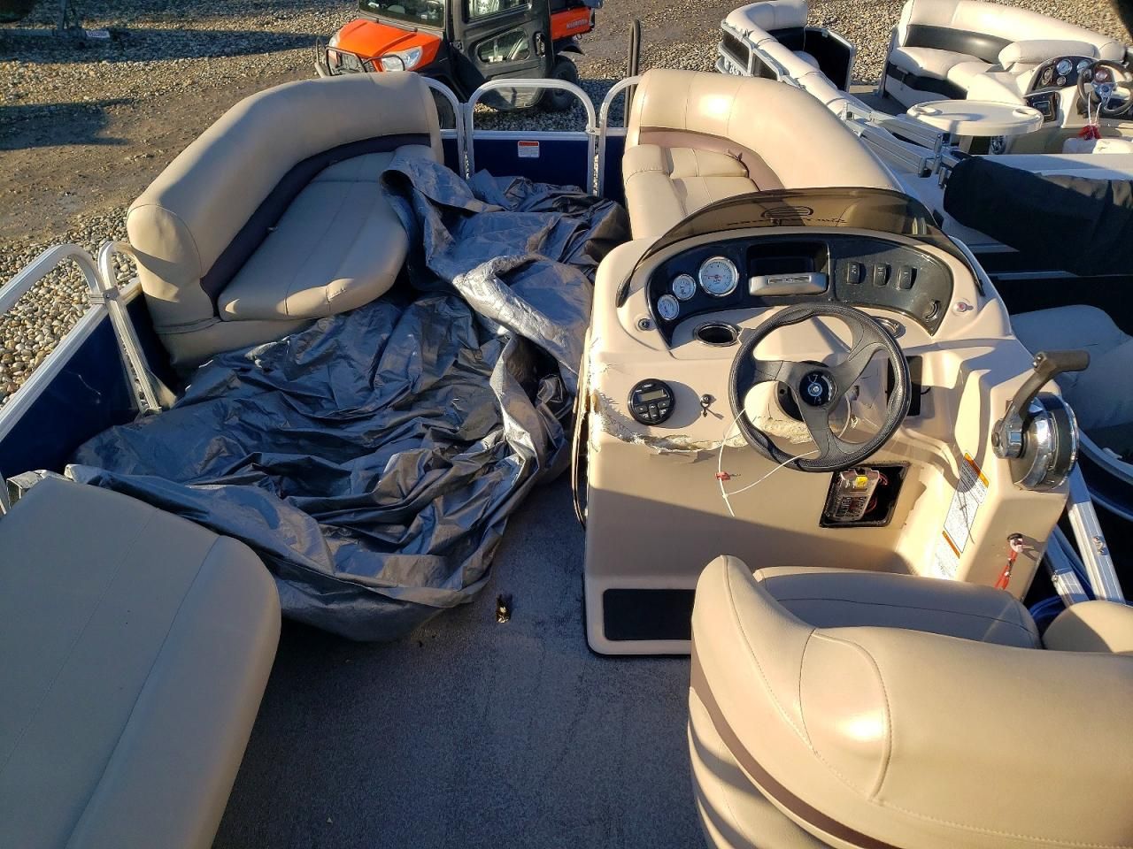 2018 Sun Tracker Partyhut