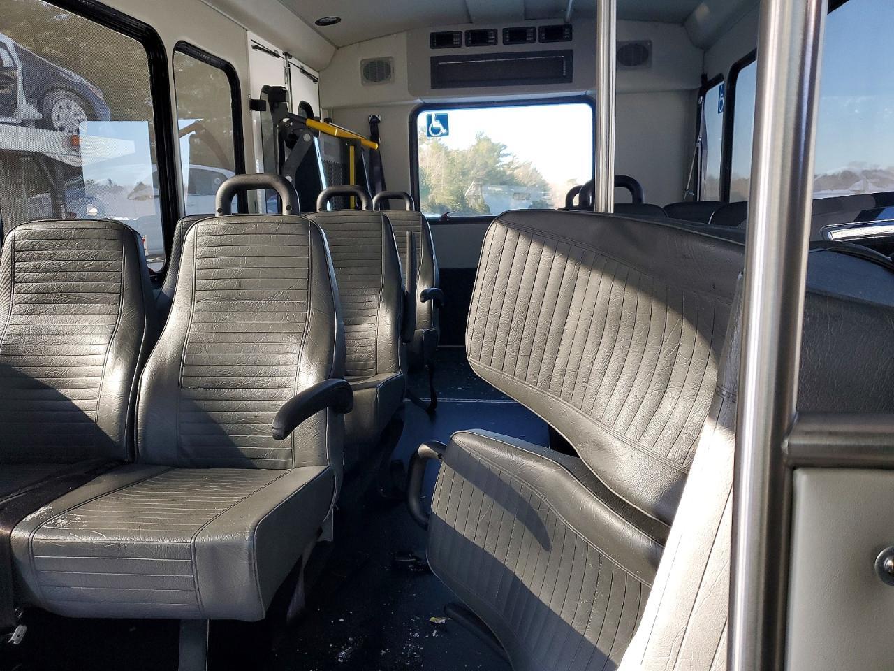 2021 Ford Econoline E350 Super Duty Cutaway Van
