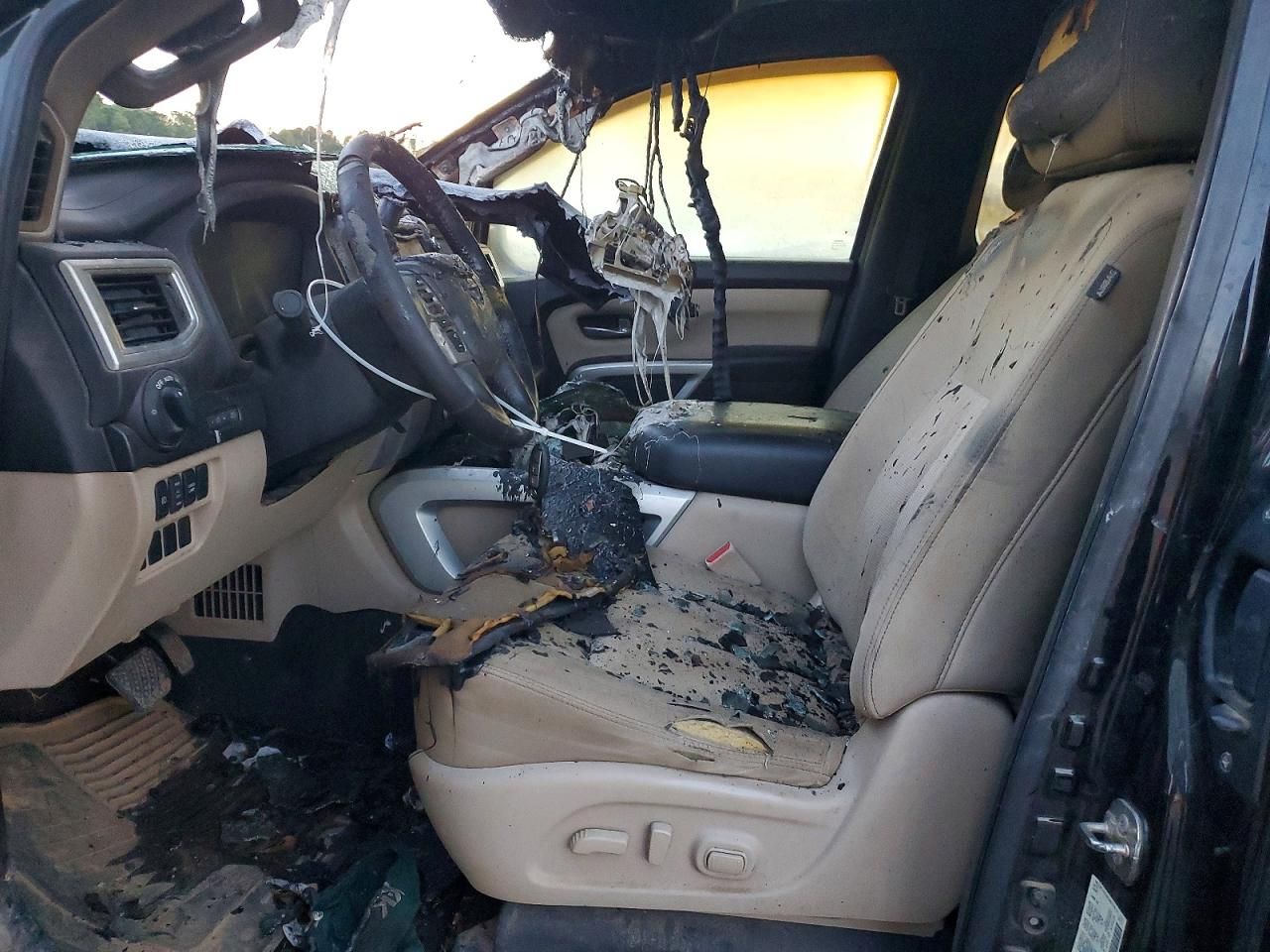 2017 Nissan Titan sv