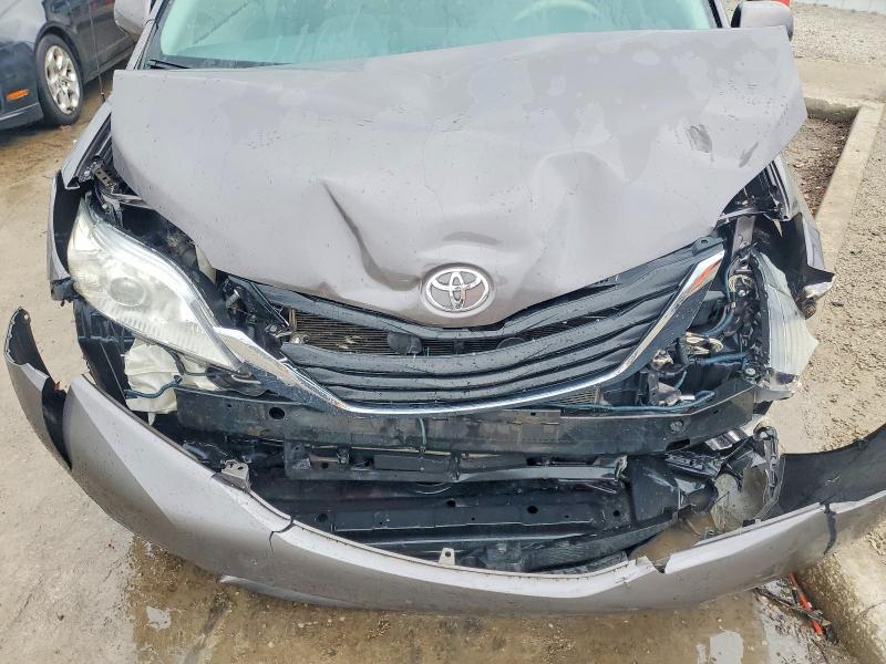 2013 Toyota Sienna le 8-passenger